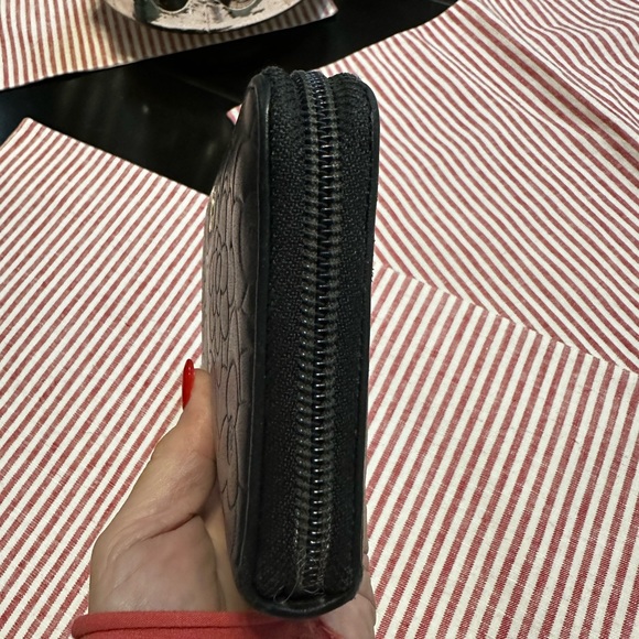 Chanel Camillia calfskin zip wallet. - Picture 4 of 12